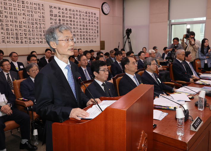 이재명 정부 첫 국정감사가 시작된 13일 서울 여의도 국회에서 열린 법제사법위원회 국정감사에서 조희대 대법원장이 발언하고 있다. 연합뉴스
