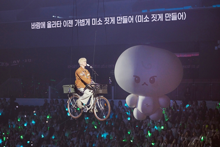 도영은 자전거를 타고 하늘을 가로지르는 퍼포먼스를 선보이기도 했다. SM엔터테인먼트 제공