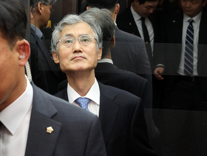 조희대 대법원장이 13일 오전 국회 법제사법위원회 국정감사에 출석하기 위해 국회 본청에 도착해 승강기에 오르고 있다. 황진환 기자