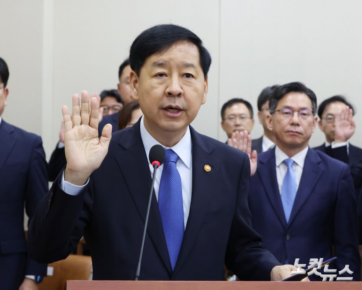 선서하는 기재부 장관