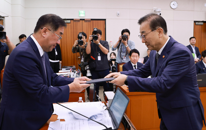13일 서울 여의도 국회에서 열린 국토교통부 등에 대한 국토교통위원회 국정감사에서 김윤덕 국토교통부 장관이 피감기관장 대표로 선서한 뒤 선서문을 맹성규 국토교통위원장에게 전달하고 있다. 연합뉴스