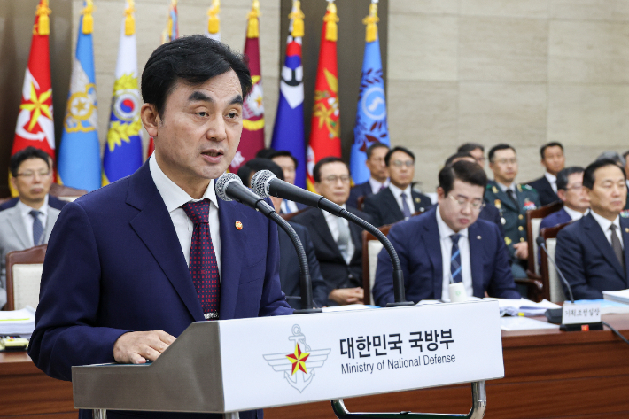 이재명 정부 첫 국정감사가 시작된 13일 서울 용산구 국방부 청사에서 열린 2025 국방부 국정감사에서 안규백 국방부 장관이 업무보고를 하고 있다. 연합뉴스