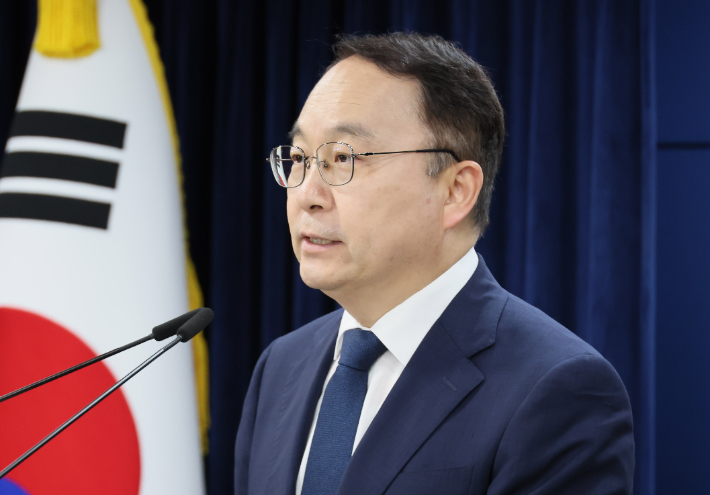 구병삼 통일부 대변인이 13일 서울 종로구 정부서울청사에서 정례브리핑을 하고 있다. 연합뉴스