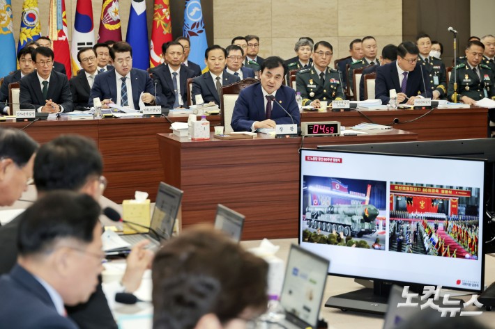 국감 질의에 답하는 국방장관