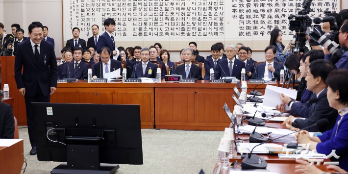 국민의힘 장동혁 대표가 13일 서울 여의도 국회에서 열린 법제사법위원회의 대법원(법원행정처)·사법연수원·사법정책연구원 등의 국정감사장을 찾아 더불어민주당 의원들을 향해 인사를 하고 있다.