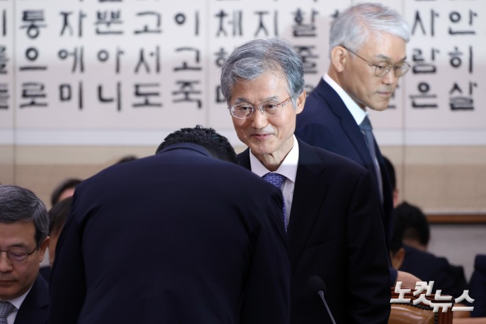 국민의힘 장동혁 대표가 13일 서울 여의도 국회에서 열린 법제사법위원회의 대법원(법원행정처)·사법연수원·사법정책연구원 등의 국정감사장을 찾아 조희대 대법원장과 인사를 하고 있다.