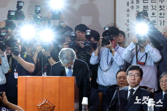 조희대 대법원장이 13일 서울 여의도 국회에서 열린 법제사법위원회의 대법원(법원행정처)·사법연수원·사법정책연구원 등의 국정감사에 출석해 인사말을 마치고 고개를 숙이고 있다.