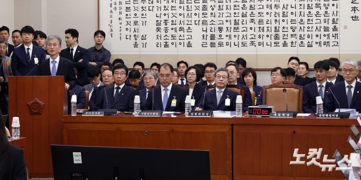 조희대 대법원장이 13일 서울 여의도 국회에서 열린 법제사법위원회의 대법원(법원행정처)·사법연수원·사법정책연구원 등의 국정감사에 출석해 인사말을 하고 있다.