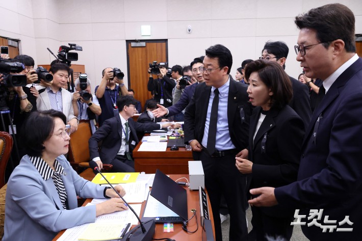13일 서울 여의도 국회에서 열린 법제사법위원회의 대법원(법원행정처)·사법연수원·사법정책연구원 등의 국정감사에서 국민의힘 나경원, 곽규택 등 소속 의원들이 추미애 위원장의 회의 진행에 항의하고 있다.