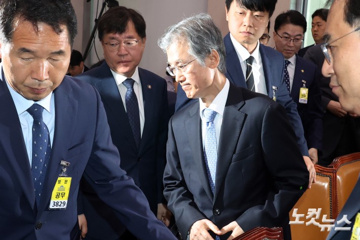 조희대 대법원장이 13일 서울 여의도 국회에서 열린 법제사법위원회의 대법원(법원행정처)·사법연수원·사법정책연구원 등의 국정감사에서 여야 공방으로 회의가 정회되자 자리를 이석하고 있다.