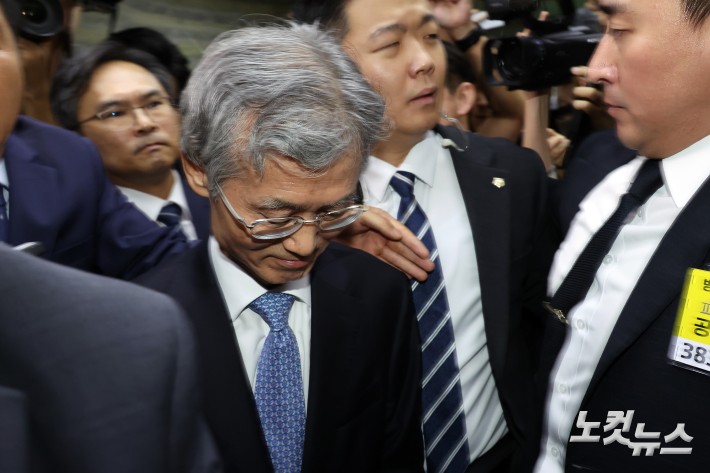 조희대 대법원장이 13일 서울 여의도 국회에서 열린 법제사법위원회의 대법원(법원행정처)·사법연수원·사법정책연구원 등의 국정감사에서 여야 공방으로 회의가 정회되자 자리를 이석하고 있다.