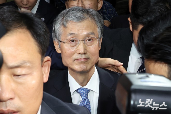 조희대 대법원장이 13일 서울 여의도 국회에서 열린 법제사법위원회의 대법원(법원행정처)·사법연수원·사법정책연구원 등의 국정감사에서 여야 공방으로 회의가 정회되자 자리를 이석하고 있다.