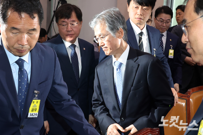 조희대 국감 출석했지만 與 질의에 '묵묵부답'…회의 중단 뒤 이석[영상]