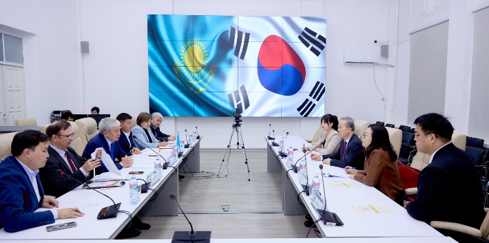 전북대학교와 중앙아시아 대학의 교류 협약식 모습. 전북대 제공