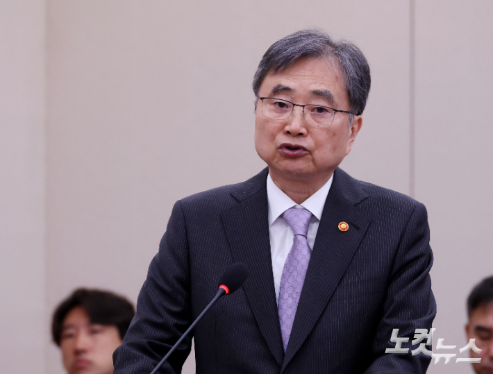 조현 외교부 장관이 13일 오전 국회 외교통일위원회 국정감사에 출석해 업무보고를 하고 있다. 황진환 기자