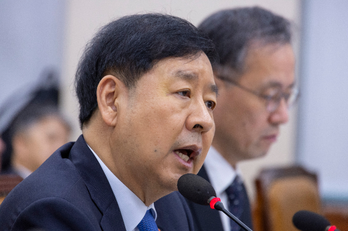 구윤철 부총리 겸 기획재정부 장관이 13일 국회에서 열린 기획재정위원회 국정감사에서 국민의힘 최은석 의원의 질의에 답하고 있다. 연합뉴스