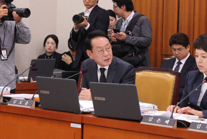 김도읍 의원이 13일 열린 국토교통위원회 국정감사에서 김윤덕 국토부 장관에게 현대건설이 가덕신공항 공사를 일방적으로 포기한 뒤 진행상황에 대한 자료를 요청하고 있다. 김도읍 의원실 제공 
