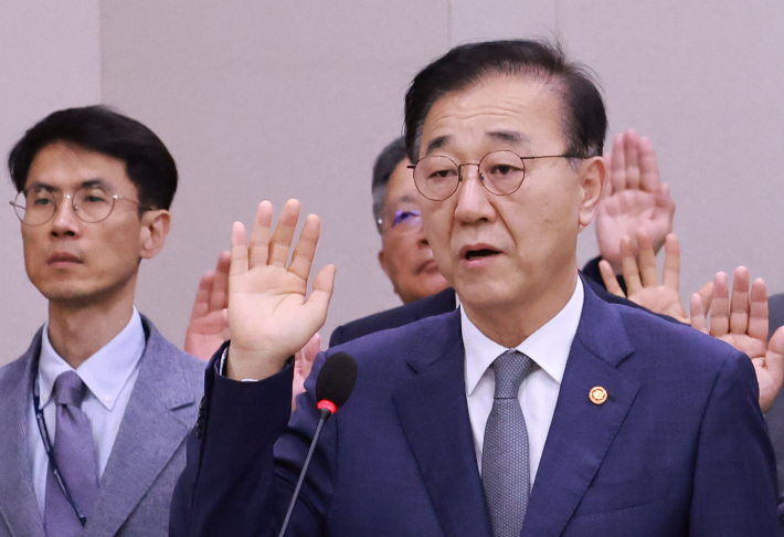 13일 서울 여의도 국회에서 열린 국토교통부 등에 대한 국토교통위원회 국정감사에서 김윤덕 국토교통부 장관을 비롯한 피감기관장들이 선서하고 있다. 연합뉴스