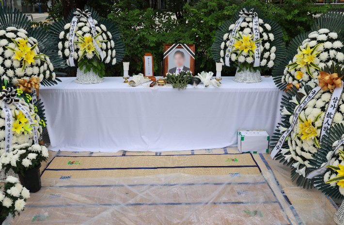 13일 민중기 특별검사팀 사무실이 있는 서울 광화문 KT웨스트빌딩 앞 인도에 '양평 공흥지구 특혜 의혹'과 관련해 수사받다 숨진 채 발견된 양평군 공무원 A씨의 분향소가 마련돼 있다. 이 분향소는 전날 신자유연대와 국민의힘평당원협의회 관계자들이 설치했다. 연합뉴스