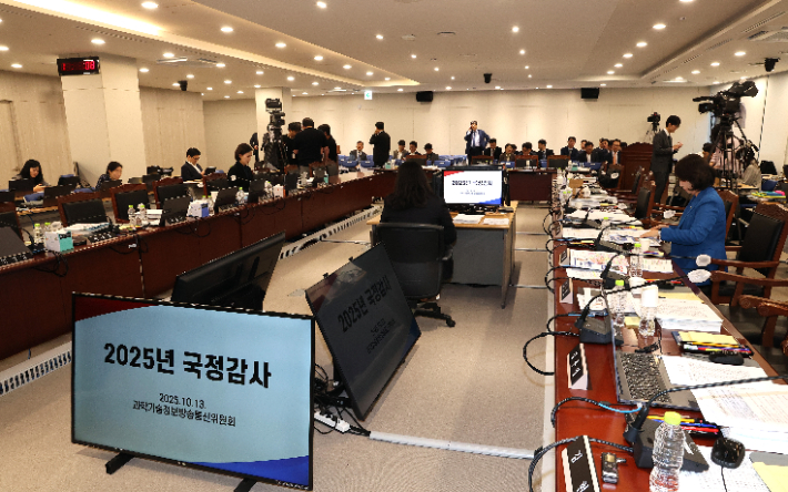 13일 정부세종청사에서 열린 국회 과학기술정보방송통신위원회의 과학기술정보통신부에 대한 국정감사가 국민의힘 김장겸 의원이 'AI(인공지능) 가짜뉴스'의 위험성을 지적하는 과정에서 여야 간 고성이 오가며 정회됐다. 연합뉴스