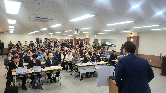 변성완 부산 강서지역위원장이 13일 더불어민주당 부산시당위원장에 도전하는 기자회견을 열고 있다. 민주당 제공