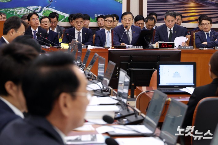 김윤덕 국토교통부 장관이 13일 서울 여의도 국회에서 열린 국토교통위원회의 국토교통부·행정중심복합도시건설청 등 국정감사에서 의원 질의에 답변을 하고 있다.