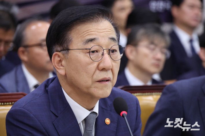 김윤덕 국토교통부 장관이 13일 서울 여의도 국회에서 열린 국토교통위원회의 국토교통부·행정중심복합도시건설청 등 국정감사에서 의원 질의에 답변을 하고 있다.