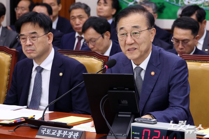 김윤덕 국토교통부 장관이 13일 서울 여의도 국회에서 열린 국토교통위원회의 국토교통부·행정중심복합도시건설청 등 국정감사에서 의원 질의에 답변을 하고 있다.