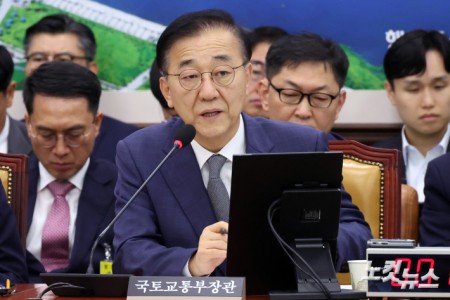김윤덕 국토교통부 장관이 13일 서울 여의도 국회에서 열린 국토교통위원회의 국토교통부·행정중심복합도시건설청 등 국정감사에서 의원 질의에 답변을 하고 있다.