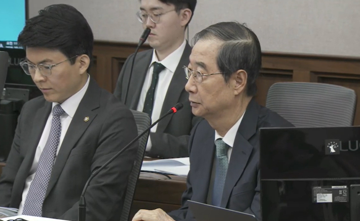 한덕수 전 국무총리가 13일 서울 서초구 서울중앙지법에서 열린 내란 우두머리 방조 등 혐의 사건 재판에 출석해 발언하고 있다. 서울중앙지법 제공
