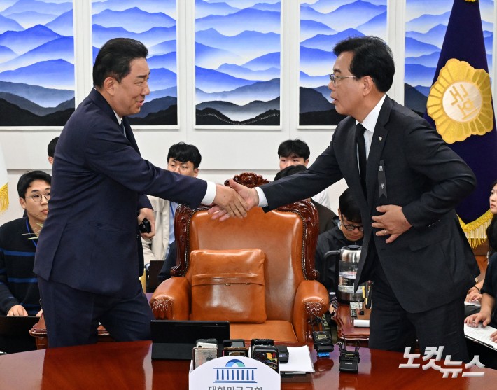 악수하는 김병기-송언석