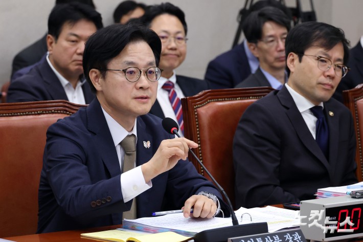 김정관 산업통상부 장관이 13일 서울 여의도 국회에서 열린 산업통상자원중소벤처기업위원회의 산업통상자원부 국정감사에서 의원 질의에 답변을 하고 있다.