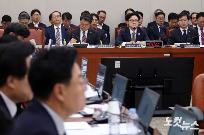 김정관 산업통상부 장관이 13일 서울 여의도 국회에서 열린 산업통상자원중소벤처기업위원회의 산업통상자원부 국정감사에서 의원 질의에 답변을 하고 있다.