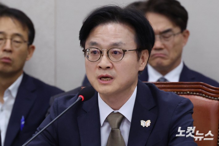 김정관 산업통상부 장관이 13일 서울 여의도 국회에서 열린 산업통상자원중소벤처기업위원회의 산업통상자원부 국정감사에서 의원 질의에 답변을 하고 있다.