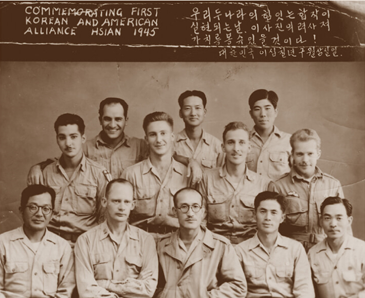 광복군OSS특별부대원과 미군. 맨아랫줄 가운데가 이범석이다. 세종마루 제공
