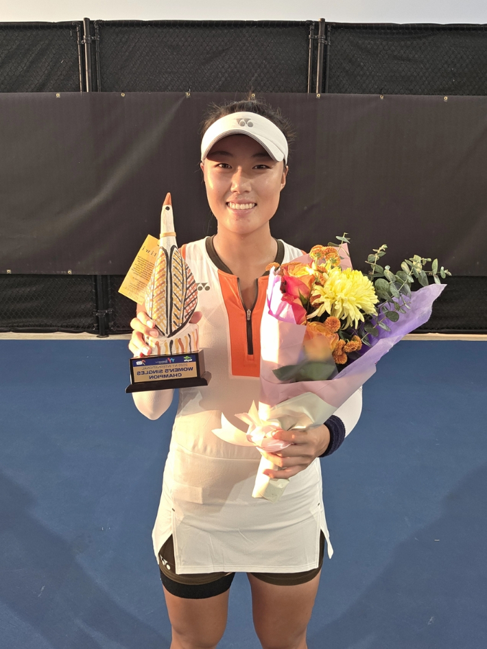 정보영은 12일 호주 다윈에서 열린 ITF NT 인터내셔널(총상금 3만 달러) 여자 단식 우승을 차지한 뒤 기념 촬영한 모습. 선수 제공 