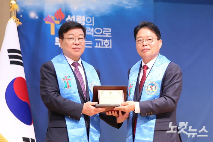 이봉근 신임회장(오른쪽)이 김국영 이임회장에게 공로패를 전달하고 있다. 유상원 아나운서
