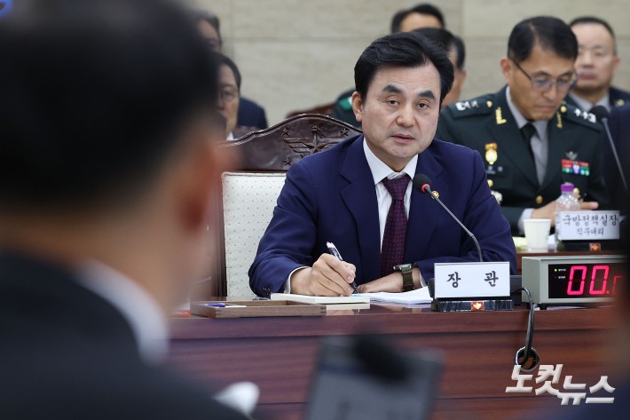 이재명 정부 첫 국정감사가 시작된 13일 오후 서울 용산구 국방부 청사에서 열린 2025 국방부 국정감사에서 안규백 국방부 장관이 의원들의 질의에 답변하고 있다. 2025.10.13 국회사진기자단