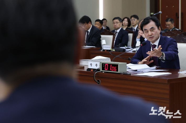 이재명 정부 첫 국정감사가 시작된 13일 오후 서울 용산구 국방부 청사에서 열린 2025 국방부 국정감사에서 안규백 국방부 장관이 의원들의 질의에 답변하고 있다. 2025.10.13 국회사진기자단