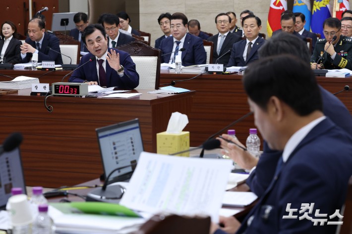 이재명 정부 첫 국정감사가 시작된 13일 오후 서울 용산구 국방부 청사에서 열린 2025 국방부 국정감사에서 안규백 국방부 장관이 의원들의 질의에 답변하고 있다. 2025.10.13 국회사진기자단
