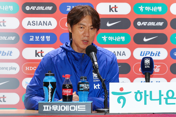 취재진 질문에 답하는 홍명보 감독. 연합뉴스