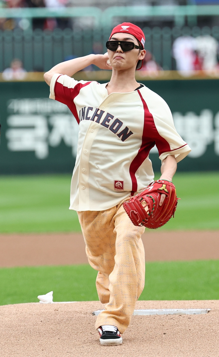 지난 9일 SSG랜더스와 삼성라이온즈 경기에서 시구자로 나선 배우 최현욱. 연합뉴스