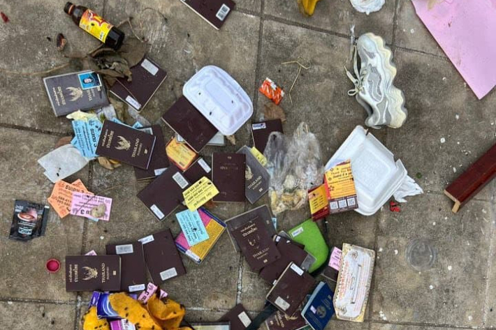  한국인이 납치되었던 지역의 캄보디아 쓰레기통에 외국인 여권들이 버려져있다. 온라인 커뮤니티 캡처 