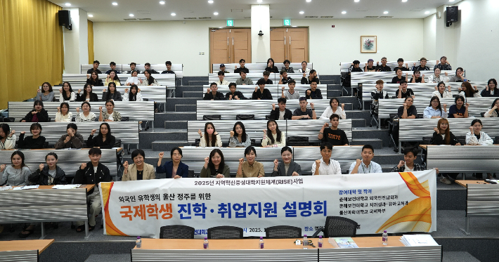춘해보건대학교에서 한국어연수를 받는 외국인 연수생들이 설명회 이후 기념촬영을 하고 있다. 춘해보건대 제공