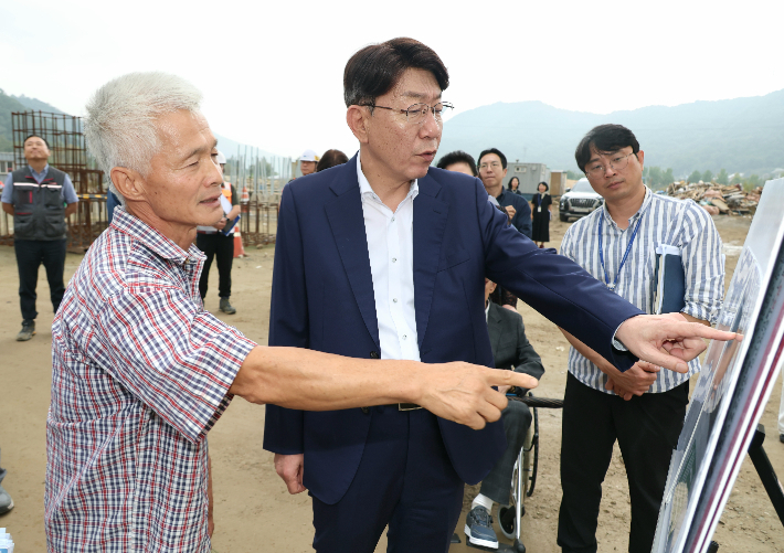 우범기 전주시장(왼쪽에서 두번째)이 13일 동서학동 은석마을 일원을 찾아 민원 제기 사항을 살펴보고 있다. 전주시 제공