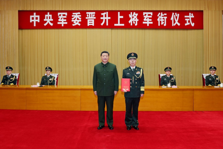 2024년 12월 13일 열린 중국 공산당 중앙군사위원회의 대장(중국 계급으로는 上将) 진급식. 이날 천후이(陈辉, 사진 가운데)가 대장으로 승진돼 육군 정치위원에 임명됐다. 뒷줄에는 왼쪽부터 중앙군사위원회 위원인 대장 장성민(张升民), 허웨이둥(何卫东), 장여우샤(张又侠), 류전리(刘振立)가 앉아 있다. 이 가운데 허웨이둥은 지난 3월 중순부터 공식 석상에 나타나지 않아 낙마설이 돌고 있다. 2022년 10월 20차 당대회 이후 구성된 중앙군사위원회는 시진핑을 포함해 7명으로 출범했지만, 리상푸(李尚福)와 먀오화(苗华)는 이미 해임됐다.  중국 국방부 홈페이지 캡처