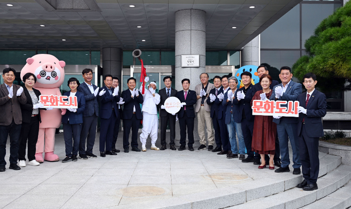 밀양시가 13일 시청 중앙현관에서 2025 올해의 문화도시 현판 제막식을 개최했다. 밀양시 제공 