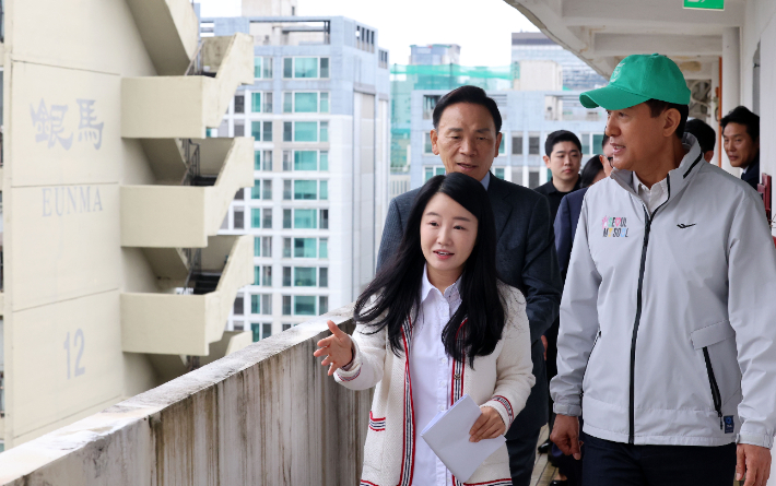 오세훈 서울시장이 13일 서울 강남권의 대표 노후 단지인 은마아파트를 방문, 시설을 둘러보고 있다. 연합뉴스