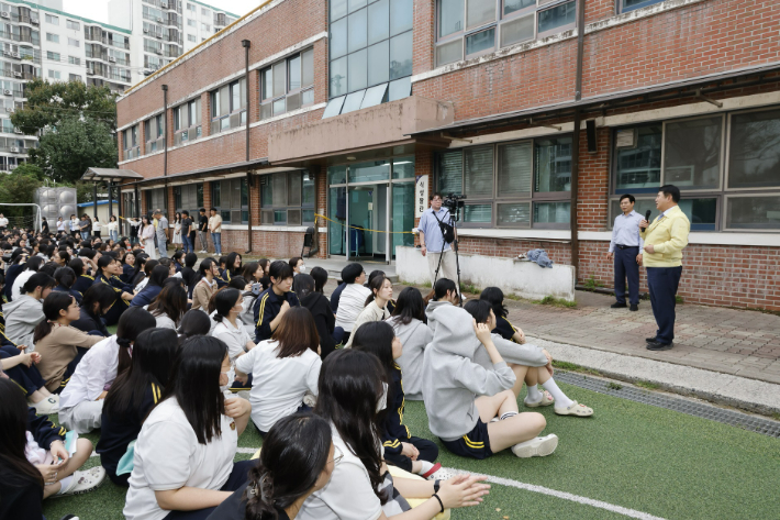 이정선 광주시 교육감이 13일 12시 40분부터 학교 교직원 이메일 및 학교 공용 이메일로 '학교에 폭발물을 설치했다'라는 광주 한 학교들 찾아 학생과 교직원을 긴급 대피시켰다. 광주시교육청 제공