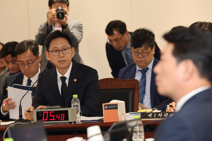 배경훈 부총리 겸 과학기술정보통신부 장관이 13일 정부세종청사에서 열린 국회 과학기술정보방송통신위원회의 과학기술정보통신부에 대한 국정감사에서 여야 위원들의 질의에 답하고 있다. 연합뉴스